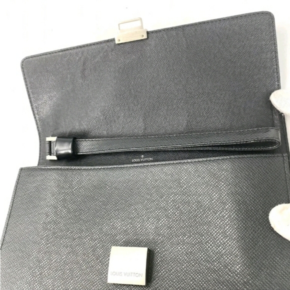 Authentic Louis Vuitton Taïga Pochette Selenga - Picture 4 of 13